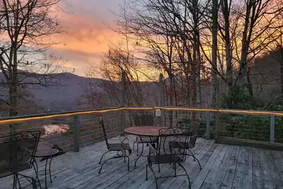 Image de Quiet 3 bedroom cabin in the woods, amazing mountain and lake views, huge deck