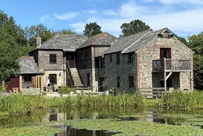 Image de 6 bedroom Lakeside cottage with fishing, pool, hot tub games room & so much more