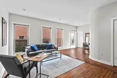 Sweeping Views in Bright and Spacious Loft in Otr