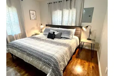 Image de Just like Home! Comfy King bed, Remodeled! Clean!