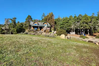 Image de Peaceful Redwood Hollow is large, clean and pet friendly and with room to roam! \n