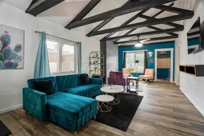 Image de Gorgeous Unm\/Nob Hill\/Downtown Prime location! ! 🏠