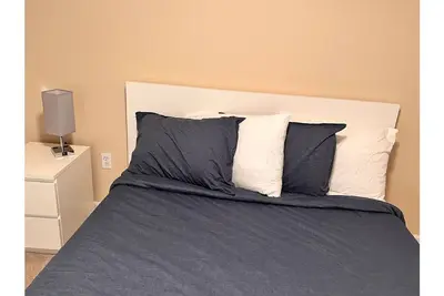 Image de Cheerful 3-bedroom home with free parking.