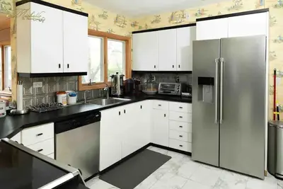 Image de Spectacular 4-bedroom home with private attached bathroom