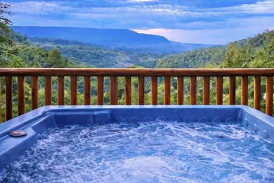 Image de Smoky Mountain Views + Private Hot Tub + Game Loft