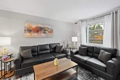 Image de Modern 3 Bedroom Townhome Close to Downtown