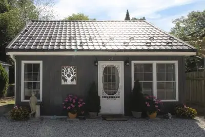 Image de The \"clean\" Little Blue Cottage - Beachtown Dt Grand Bend -Ontario