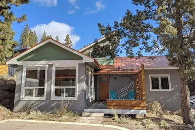 Image de Century Chalet - Tons of Light & Amazing Location!