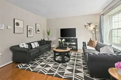 Finchvale: Work-Friendly, Private Yard, Near Dc