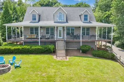Image de Home with lake views, & Game room