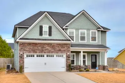 Image de 4 bedrooms 3 Full baths- Large Outdoor Living Space-  20 minutes to the Masters!