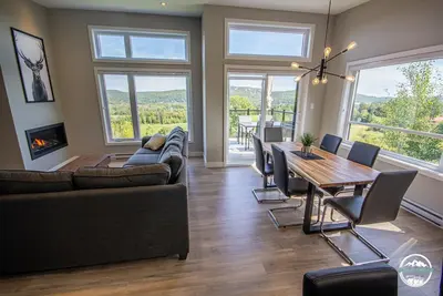 Image de Chalet avec foyer et spa en montagne, vue sur le golf