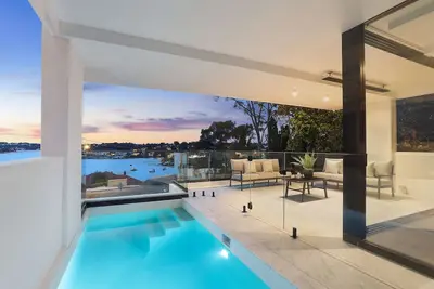 Image de Luxury Waterside Home - with pool and bay views! Near cafes & shops