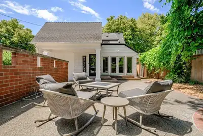 Image de Beautifully Restored Home by Osu