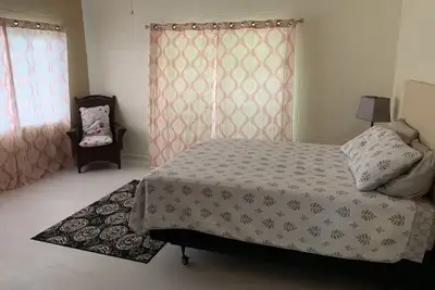 Image de Comfy, breezy 2 bed 1 bath - Northside apartment.