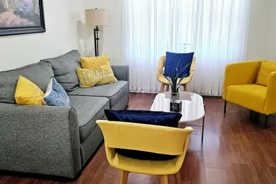 Image de Cozy 2 Bedroom with free parking on Premise