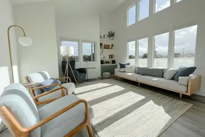 Image de Bright, quiet home for long term rentals near nature trails and the beach