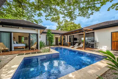 Image de Modern home near the beach & stores with private pool, grill, patio, W/D, & Ac
