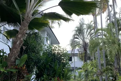 Image de Tropical Home Away from Home with Pool.