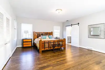Image de Old Irving Park 7br with Hot Tub