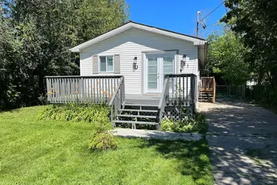 Image de Lake Simcoe Beach Oasis with Backyard and Firepit