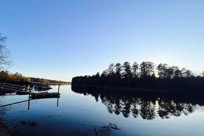 Image de Fishing Paradise. Super relaxing 2-bedroom Lakefront with Amazing Screened porch