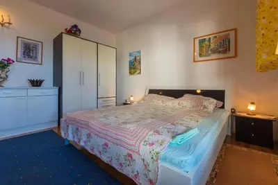 Image de Two bedroom apartment with a balcony in a sunny seaside town