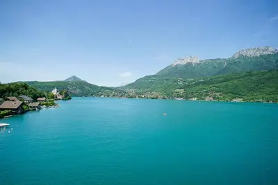 Image de Spectaculaire! Appartement 2 chambres au bord de l'eau avec parking