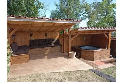 Image de villa spa détente dans un écrin de verdure