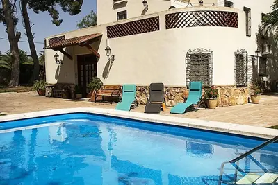 Image de Apartment for 3 in villa, garden, pool, satellite Tv, 10 minutes walk to the beach