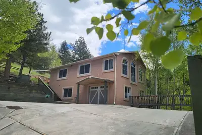 Image de Beautiful Rocky Mountain Home with Views near Cripple Creek on 1 acre.