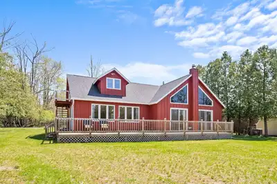 Image de 45th Parallel - Where Life Is in Balance         \"Spacious Lakefront Cottage\"