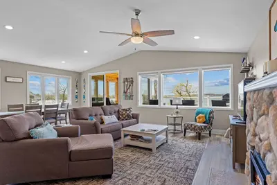 Image de Cozy, year-round lake home with magnificent sunset views, lake access and dock.