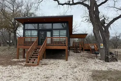 Image de A cabin in the Texas Hill Country offers spectacular views of the Nueces River.