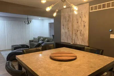 Image de Spacious Suburban Home Near Major Freeways