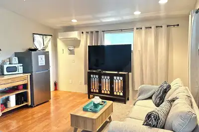 Image de King Bed Guest Studio w/covered parking, private patio, Kitchenette,