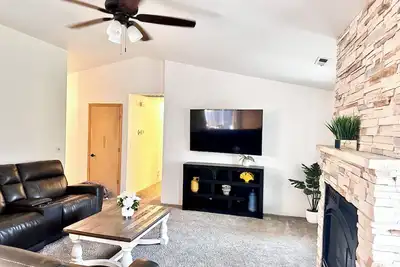 Image de Hot Tub! Firepit - Bright Open-Near Airport & Freeway