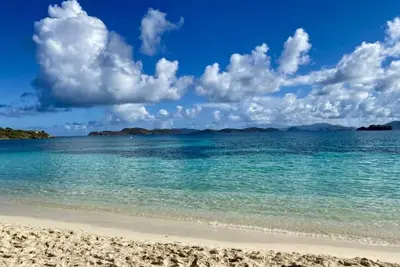 Image de Stylish Oceanfront Condo at Sapphire Beach – Modern Luxury and Stunning Views