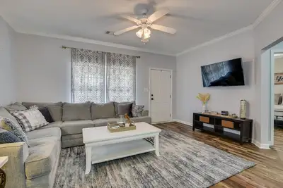 Image de Convenient, Comfortable, & Charming Bungalow - Medical District!