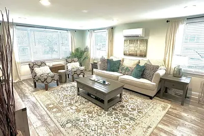 Image de Magnolia Cottage; Gazebo, Hot Tub; close to Lu