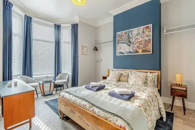 Image de This ground floor apartment is less than a 10-minute walk away from the beach.
