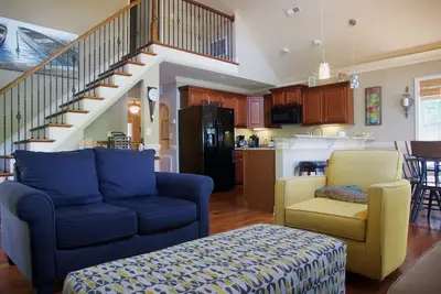 Image de Gorgeous Lake House With Stunning Sunset Views!