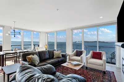 Image de Waterfront condo w/ city & mountain views!