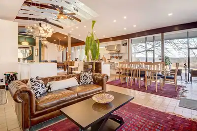 Image de Stylish + Serene West Friendship Hidden Gem!