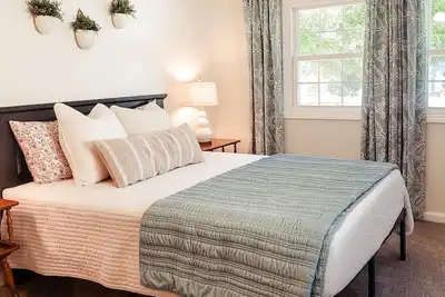 Image de Grey Heron Hideaway • Boho Retreat By Water • Fire Pit • Hike Nearby • Fast Wifi