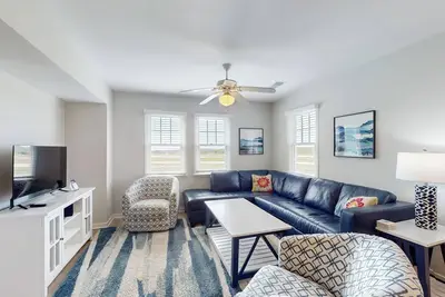 Image de Dog-friendly townhouse with pool, ocean views, central Ac, washer/dryer & patio