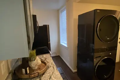 Near everything Downtown! Spacious Renovated Apt -Historic District