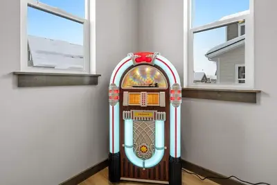 Image de Heart of Bozeman | Juke Box Jet Away