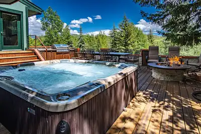 Corrock Style - Luxury Hot Tub Home near Ski Lifts & Downtown Ketchum!