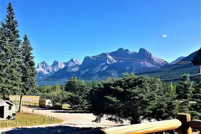 Image de 🇨🇦Ski Season! Mountain View 2-Storey Townhouse🇨🇦